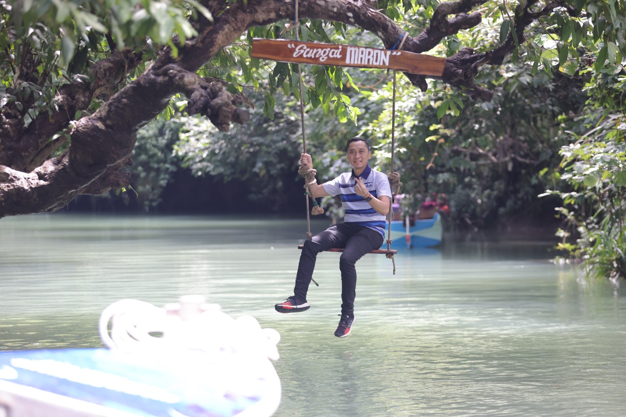 Cekrek! Ibas Ayunan di Atas Sungai Maron, Amazonnya Indonesia Cekrek! Ibas Ayunan di Atas Sungai Maron, Amazonnya Indonesia
