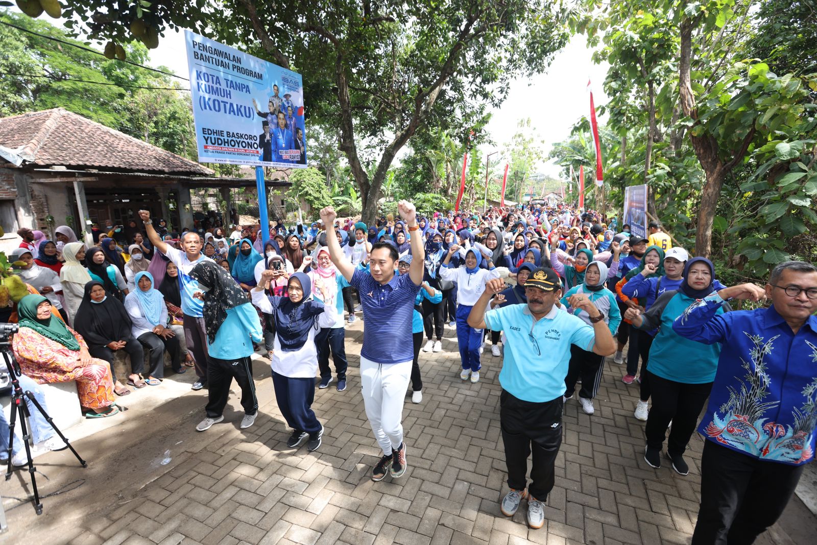 Sampai Ngos-Ngosan! Ibas Semangat Senam Bareng Emak-Emak Magetan Sampai Ngos-Ngosan! Ibas Semangat Senam Bareng Emak-Emak Magetan